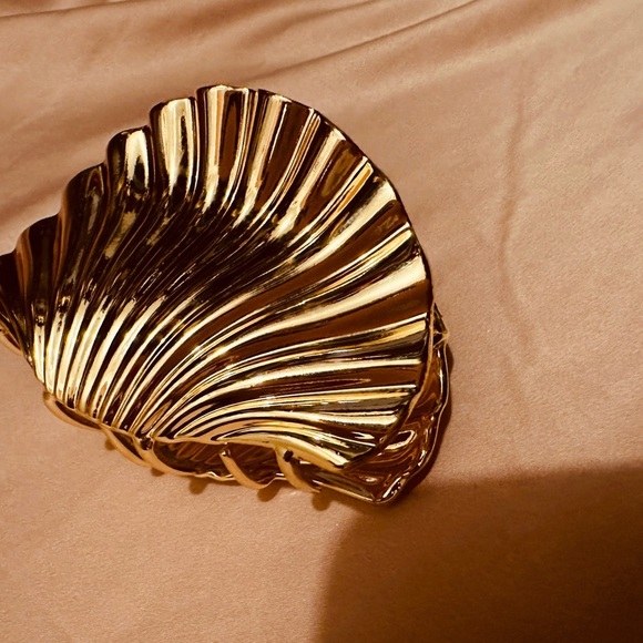 Gold Shell Hair Claws Hairwear for Women - Picture 3 of 3